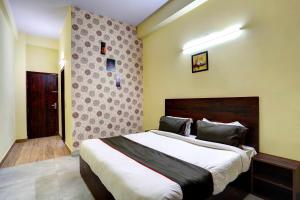 - une chambre avec un grand lit dans l'établissement Collection O Hotel Liv Inn, à Ghaziabad