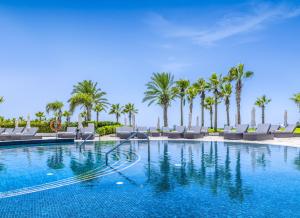 Bazén v ubytování Olympic Lagoon Resort Paphos nebo v jeho okolí
