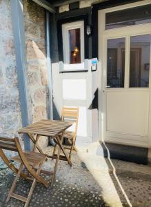 a wooden table and two chairs next to a door at Blaue Wohnung - Goldenes-Häusle in Sulzbach an der Murr +1 photo
