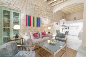 salon z kanapą i stołem w obiekcie Judería de Sevilla IV Luxury Apartments w Sewilli