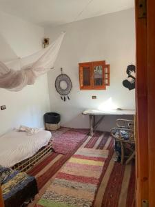 a bedroom with a bed and a table in it at Shamofs Farm in Siwa
