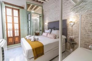 Posteľ alebo postele v izbe v ubytovaní Judería de Sevilla IV Luxury Apartments