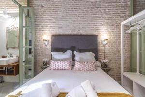 Posteľ alebo postele v izbe v ubytovaní Judería de Sevilla IV Luxury Apartments