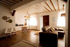 a living room with a couch and a table at Refugio de los Sueños in Valdeganga