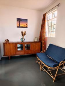 een woonkamer met een stoel en een tafel bij Port Louis Centre penthouse in Port Louis