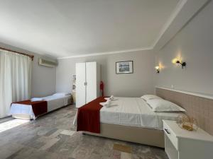 1 Schlafzimmer mit 2 Betten in einem Zimmer in der Unterkunft Sun Beach Villas in Foça