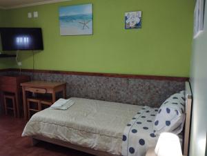 una camera con letto e tavolo con televisore di Monte Sol Nascente TO a Grândola