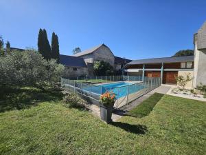 - une piscine dans une cour à côté d'une maison dans l'établissement Cosy Cottage -Vue Pyrénées- T5 - Piscine - 8 pers, 