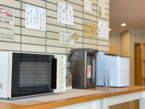 a microwave sitting on top of a kitchen counter at Sabae Daiichi Hotel in Sabae