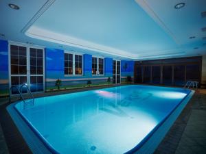 コシャリンにあるHotel Verdeの青い照明付きの建物内の大型スイミングプール