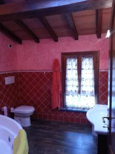 マリーナ・ディ・マッサにあるCasamare Gianlucaのバスルーム(トイレ、洗面台付)、窓が備わります。