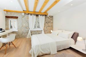 Postel nebo postele na pokoji v ubytování Grgur Ninski Rooms