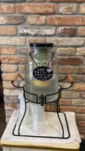 ヴェネツィアにあるホテル ド ポッツィの煉瓦の壁の前のテーブルの上のガラス瓶