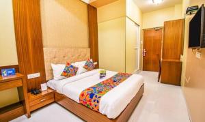 - une chambre avec un grand lit et une télévision dans l'établissement FabHotel Seven Hills, à Mumbai
