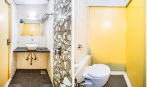 La salle de bains est pourvue de toilettes et d'un lavabo. dans l'établissement FabHotel Seven Hills, à Mumbai