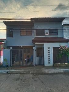 ein Haus mit einem Tor davor in der Unterkunft Z&J Transient Pad in Butuan