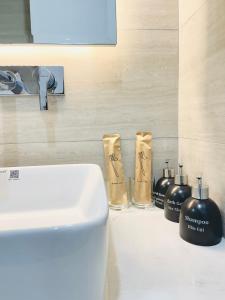 een badkamer met een wastafel en 2 flessen zeep bij Sunrise & Sunset Apartment View Marina Suites in Nha Trang