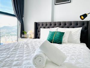 een slaapkamer met een wit bed en een raam bij Sunrise & Sunset Apartment View Marina Suites in Nha Trang