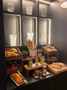 uma padaria com pão e outros itens num balcão em Mercure Metz Centre em Metz