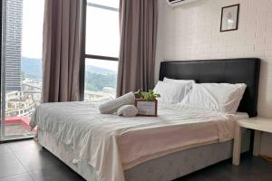 um quarto com uma cama grande e uma janela em Free Parking, 6pax Family Duplex Empire Damansara em Petaling Jaya