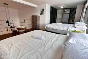 Uma cama ou camas num quarto em Free Parking, 6pax Family Duplex Empire Damansara