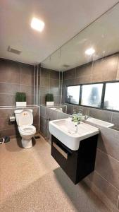 bagno con servizi igienici, lavandino e specchio di Free Parking, 6pax Family Duplex Empire Damansara a Petaling Jaya