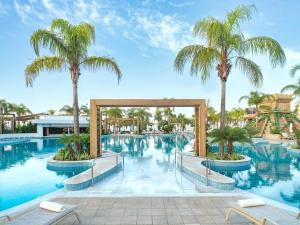 Bazén v ubytování Olympic Lagoon Resort Paphos nebo v jeho okolí