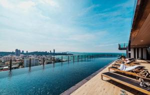 een zwembad op het dak van een gebouw met uitzicht op de stad bij Best Location In Pattaya, Sky Pool & Infinity Edge in Pattaya