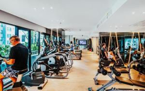 een fitnessruimte met veel mensen die trainen op loopbanden bij Best Location In Pattaya, Sky Pool & Infinity Edge in Pattaya