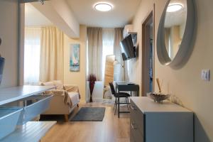 TV/trung tâm giải trí tại Konstanzer 95 - 1 camera, bucaterie, aer conditionat, masina de sopalat