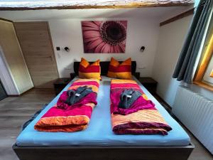 sypialnia z 2 łóżkami z kocami i poduszkami w obiekcie Ferienwohnung Rief w mieście Tannheim