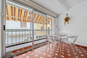 comedor con mesa y sillas y ventana grande en Casa ideal para familias en Amposta, en Amposta