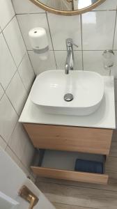 bagno con lavandino bianco e specchio di Spiros Sea View a Nydri