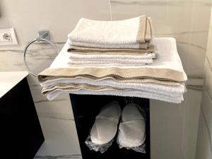 einen Haufen Handtücher und Schuhe im Bad in der Unterkunft Les Suites di Adi Luxury Apt in Bari