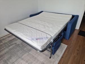 a small bed in a room with a mattress at Studio cosy au calme à 5 min de la plage in Camiers