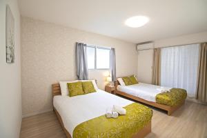 Habitación de hotel con 2 camas y ventana en Nakamichi IKANIKAN - Vacation STAY 12151, en Osaka