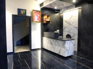 a lobby with a marble counter and a mirror at Hotel Majestic in Ulhasnagar