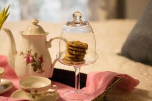 un plato de vidrio con galletas en una mesa en Bees B & B, en Mount Airy