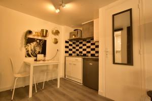Virtuvė arba virtuvėlė apgyvendinimo įstaigoje Appartement jacuzzi Gold&Night