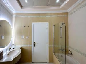 Bilik mandi di I Like Al Hamra Palace - Elite Beach & Golf Resort Private Suites