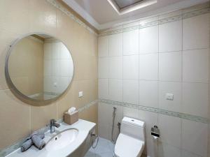 Bilik mandi di I Like Al Hamra Palace - Elite Beach & Golf Resort Private Suites
