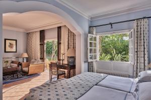 Postel nebo postele na pokoji v ubytování Seaside Grand Hotel Residencia - Gran Lujo + 36 fotografií