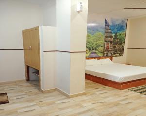 una camera con letto e frigorifero di Hotel High Society a Kota
