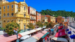 una vista aérea de una calle de la ciudad con tiendas y edificios en Le Château 4 Pers AC WiFi Vecchia Nizza, en Niza