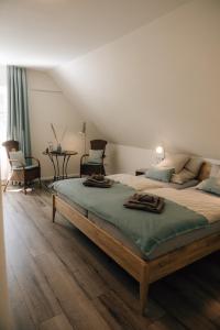 um quarto com uma cama grande, uma mesa e cadeiras em Primesurf House Fehmarn em Fehmarn