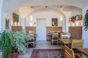 - un restaurant avec des tables et des chaises dans une salle dans l'établissement Residence zum Roessl 104, à Anterivo