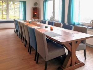 einen großen Holztisch mit Stühlen in einem Zimmer in der Unterkunft Gruppenhaus Haus BerchStein in Winterberg