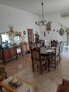 un soggiorno con tavolo da pranzo e sedie di A casa di Adele a Caserta