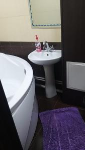 bagno con servizi igienici bianchi e lavandino di Квартира 3-х комнатная a Temirtaū