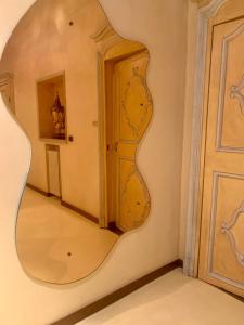 un espejo en una pared al lado de una puerta en B&B Saluzzo Paesana 1718, en Turín